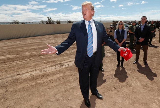 Cứ đóng cửa! Ông Trump hứa ân xá cho an ninh nếu phải đi tù