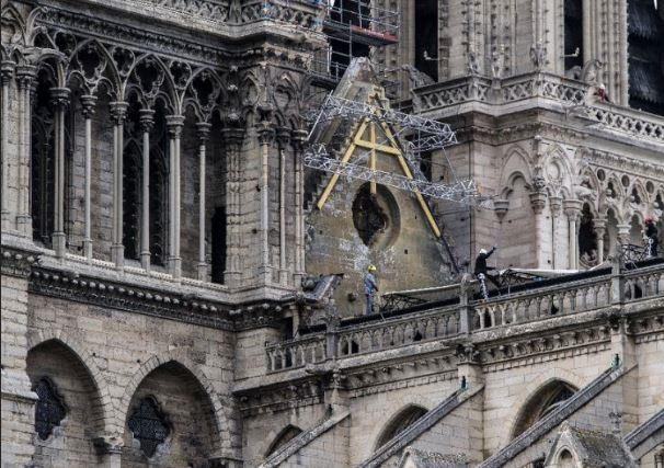 Chạy đua che chắn Nhà thờ Đức Bà Paris trước đợt mưa lớn