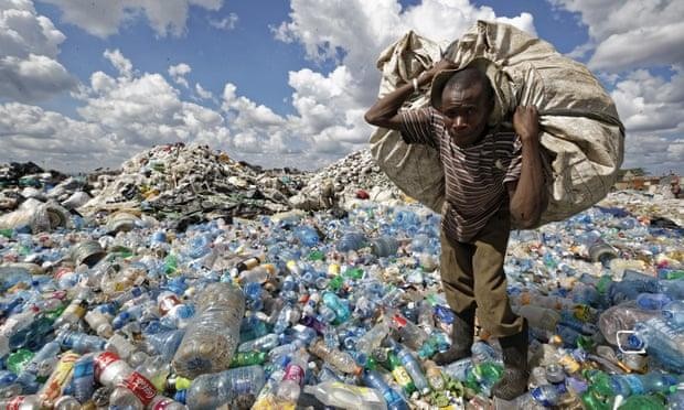 Một người đàn ông đang nhặt rác ở Nairobi, Kenya. Ảnh: AP
