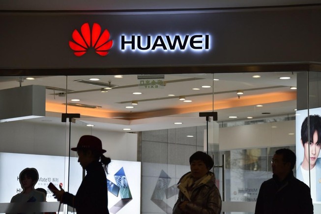 Chính quyền của ông Trump đã đánh một đòn mạnh lên gã không lồ công nghệ Huawei. Ảnh: AFP