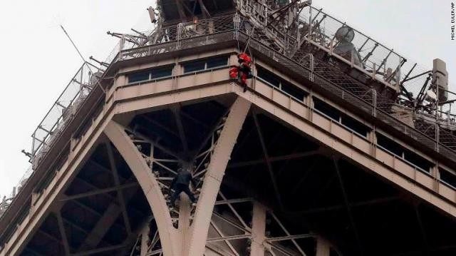 Sơ tán tháp Eiffel khẩn vì phát hiện người treo mình lơ lửng
