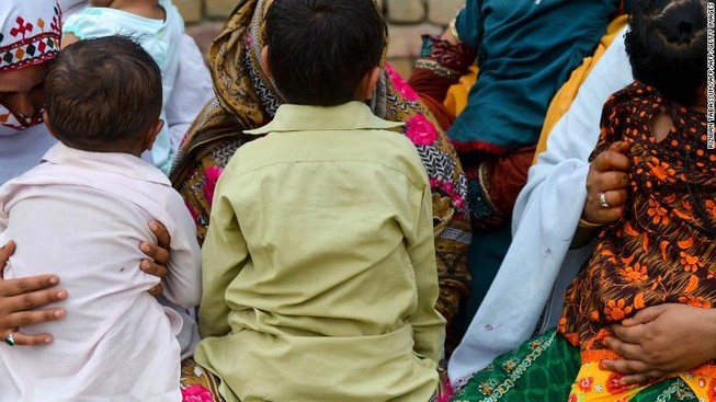 Phụ nữ Pakistan bế con nhiễm HIV khi họ tập trung tại một ngôi nhà ở làng Wasayo, Rato Dero, quận Larkana của tỉnh miền nam Sindh vào ngày 8-5 năm 2019. Ảnh: CNN