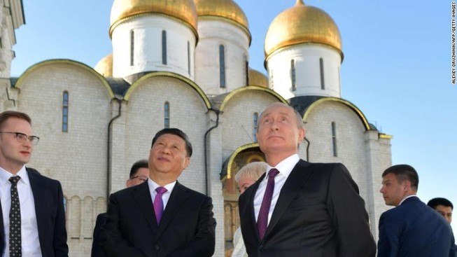 Tổng thống Nga Vladimir Putin và người đồng cấp Trung Quốc Tập Cận Bình đi thăm Điện Kremlin sau cuộc hội đàm của họ ngày 5-6.Ảnh: CNN.