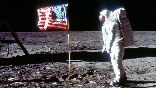 Phi hành gia tàu Apollo 11 Edwin "Buzz" Aldrin Jr. chào cờ Mỹ trên bề mặt mặt trăng vào ngày 20-7 năm 1969. Ảnh: NASA
