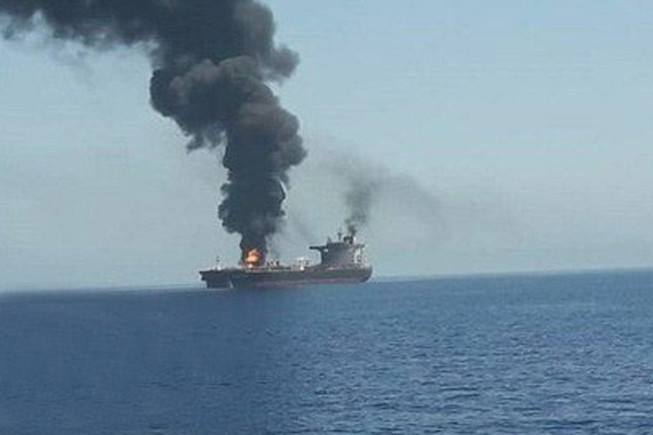 Nóng: Hai tàu chở dầu bị tấn công gần Iran