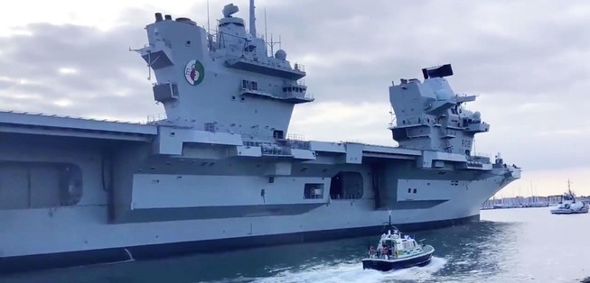 200 tấn nước tràn tàu sân bay Anh, 3 thuỷ thủ suýt chết đuối