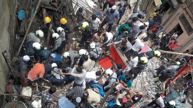 Sập nhà 4 tầng ở Mumbai: 2 người chết, hàng chục người mắc kẹt