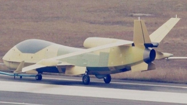 UAV do thám Trung Quốc 'bám' tàu chiến Mỹ qua eo biển Đài Loan