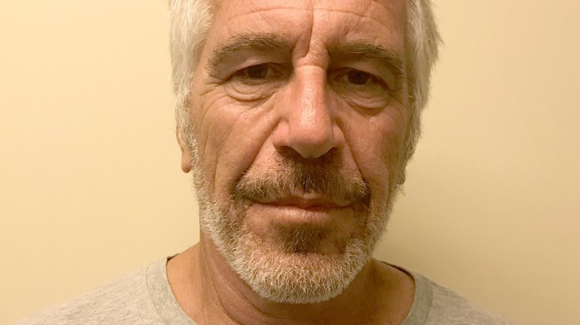 Tỉ phú ấu dâm Jeffrey Epstein tự sát trong tù