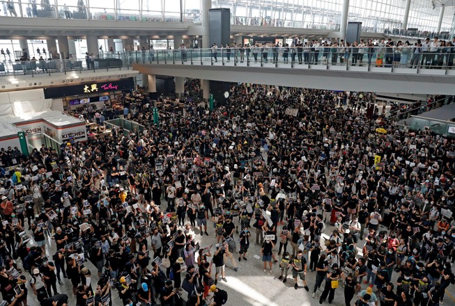 Huỷ 200 chuyến bay, biểu tình Hong Kong bị lên án ‘khủng bố'