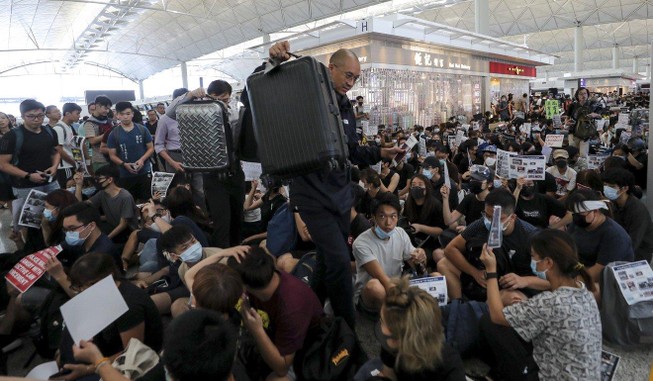 Hong Kong: Phẫn nộ, khóc khi không được bay vì biểu tình lớn