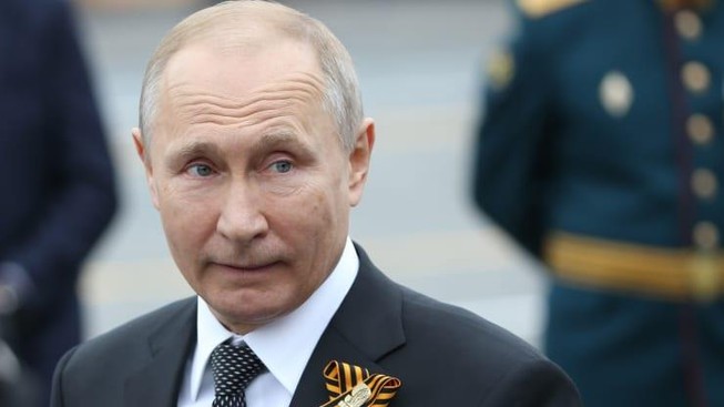Learn to pronounce Tổng thống Nga Vladimir Putin theo dõi cuộc diễu hành Ngày Chiến thắng Quảng trường Đỏ, vào ngày 9 tháng 5 năm 2019 tại Moscow, Nga. Ảnh: Getty Image