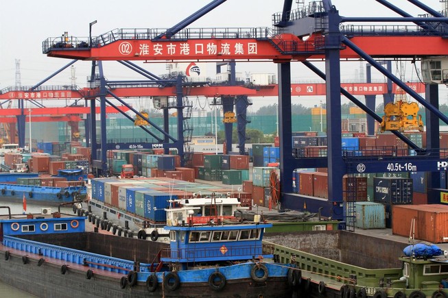 Nhà đầu tư châu Á cẩn trọng trước thương chiến, bất ổn
