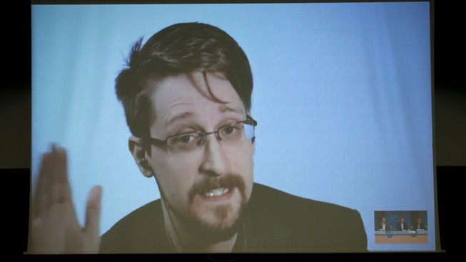 Edward Snowden: 'Ai cũng nằm trong danh sách theo dõi'