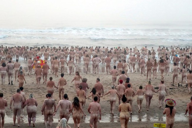 Hàng trăm người tắm kh.ỏa thân ở biển Anh gây quỹ từ thiện