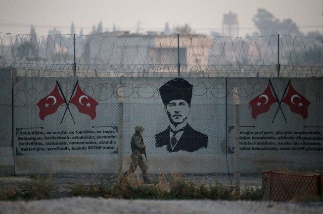 Một người lính Thổ Nhĩ Kỳ đứng bảo vệ ở biên giới Thổ Nhĩ Kỳ-Syria ở tỉnh Sanliurfa, Thổ Nhĩ Kỳ, ngày 30 -0 năm 2019. Ảnh: REUTERS