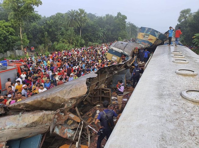 Video: 2 đoàn tàu Bangladesh va chạm, ít nhất 16 người chết