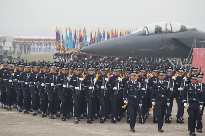 Các binh sĩ Hàn Quốc tham gia Ngày Lực lượng Vũ trang thường niên lần thứ 71 tại một căn cứ không quân ở Daegu vào ngày 1-10. Ảnh: AFP