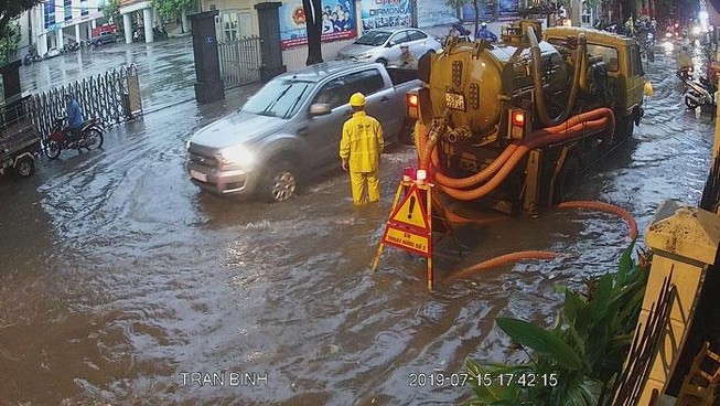 Hà Nội lại ngập nhiều tuyến phố sau cơn mưa lớn