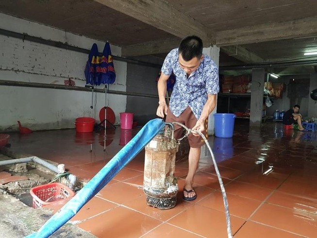 Hà Nội: Người dân sắm máy bơm hút nước tràn vào nhà sau bão