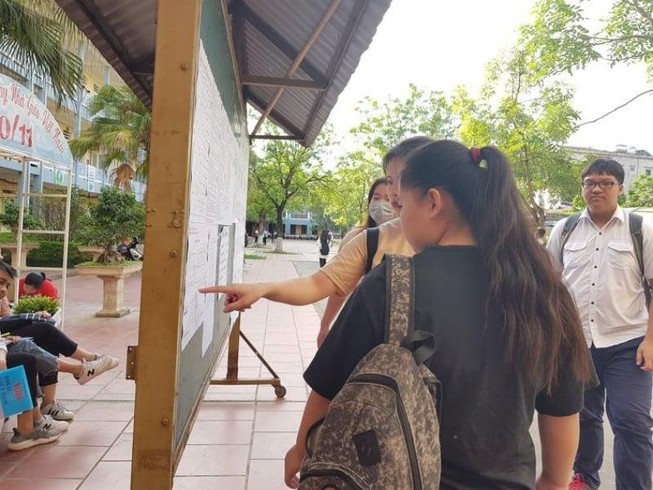 Bộ GD&ĐT lên tiếng việc trường nâng điểm đánh rớt thí sinh