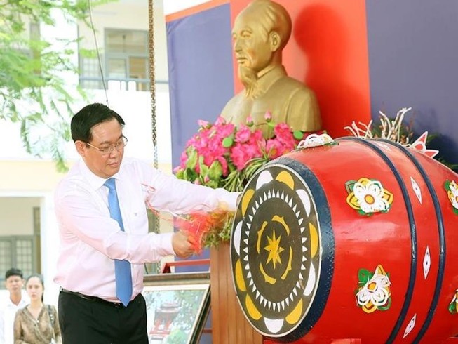 Phó Thủ tướng Vương Đình Huệ về Thái Bình vui hội khai trường