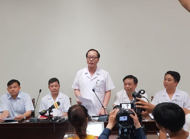 Bé ba tuổi bị bỏ quên bảy tiếng trên xe đưa đón được xuất viện