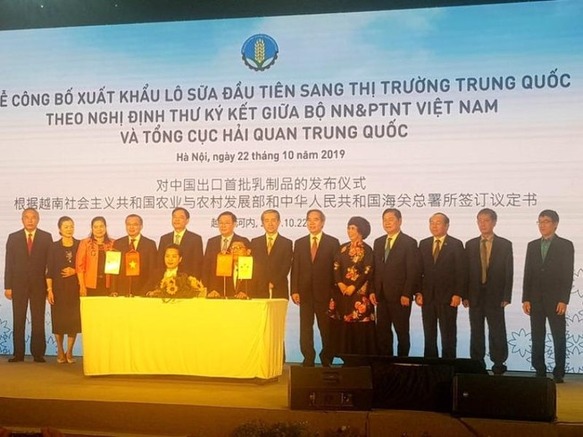 Công bố xuất khẩu lô sữa chính ngạch đầu tiên sang Trung Quốc