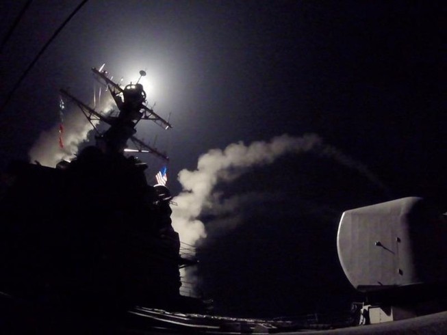 Mỹ không kích Syria, IS ngư ông đắc lợi