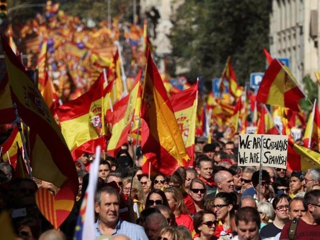 350.000 người biểu tình phản đối Catalonia độc lập