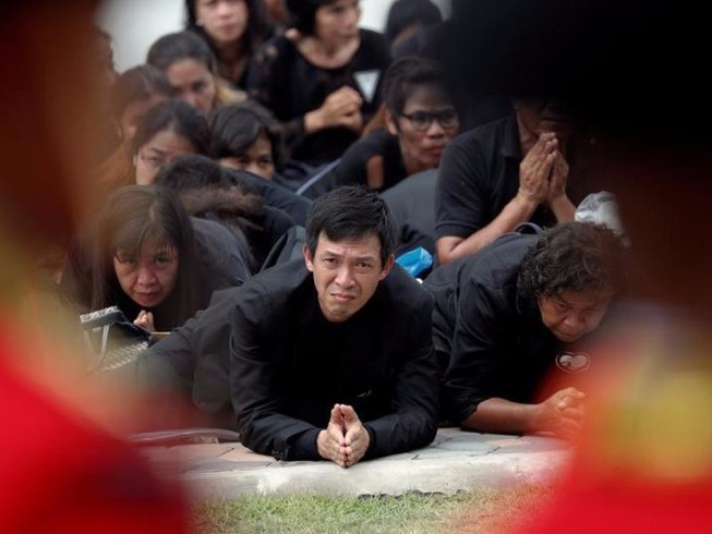 Dân Thái quỳ, tiễn đưa Vua Bhumibol đến đài hóa thân