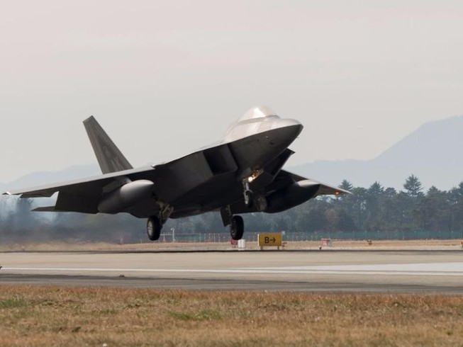 Đang tập trận, F-22 Mỹ 'chết đứng' trên đường băng