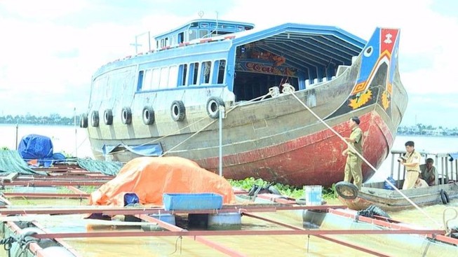 Tài công ngủ gật, ghe đâm nát 4 bè cá của dân