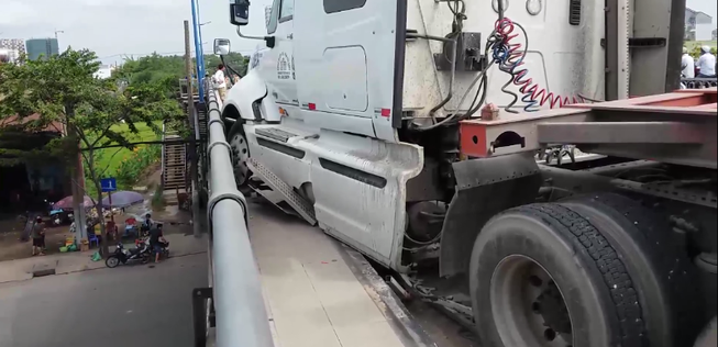 Container gây tai nạn, suýt lao từ cầu vượt xuống đường