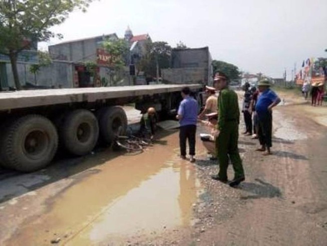 Xe đầu kéo đột ngột rẽ phải, tông người đi xe đạp