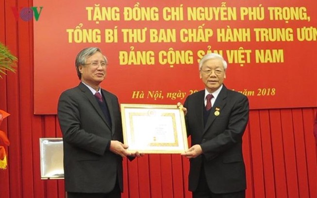 Tổng Bí thư nhận huy hiệu 50 năm tuổi Đảng