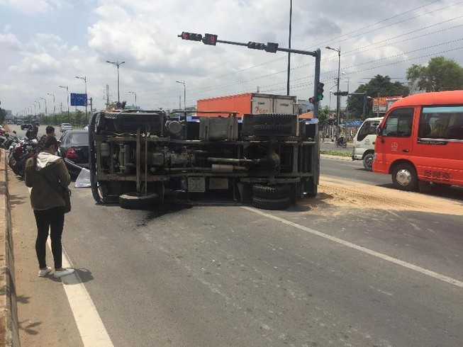 Xe tải lật, đè 2 ô tô con trên đường Phạm Văn Đồng