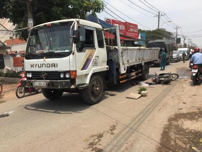 Bình Chánh: Sụp ổ gà, thanh niên nguy kịch dưới xe tải