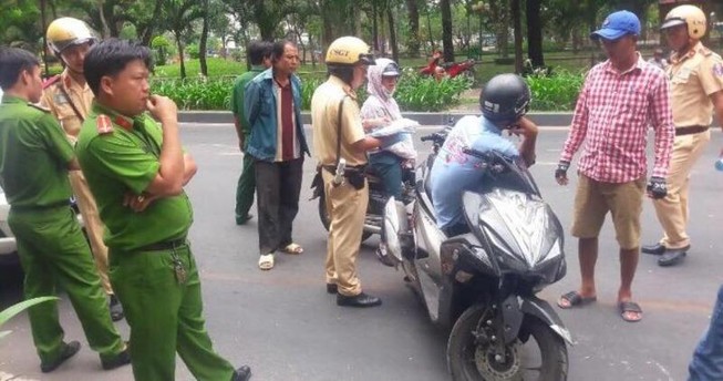 Nam thanh niên cự cãi khi bị CSGT truy bắt