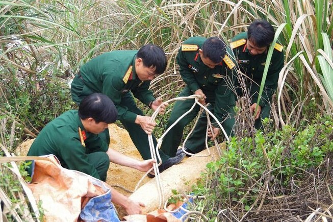 Quả bom 250 kg trong bãi lau