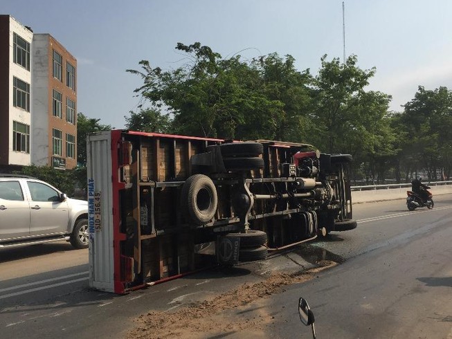 Xe tải cẩu lật ngang khi ôm cua ở quận 12