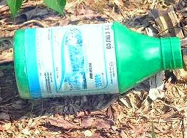 Thách đố nhau, 4 học sinh nhập viện vì uống thuốc diệt cỏ