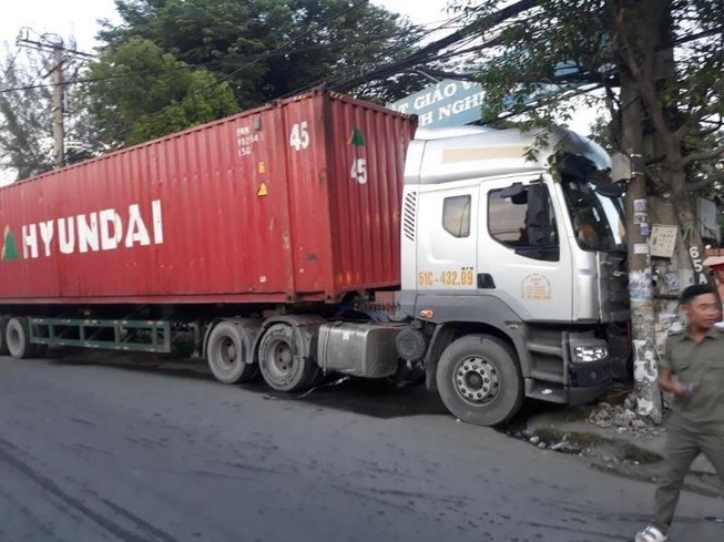 2 vụ container tông trụ điện ở quận 12 trong ngày