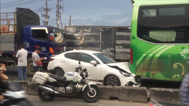 Tai nạn liên hoàn, 3 ô tô dính chùm ở quận 12