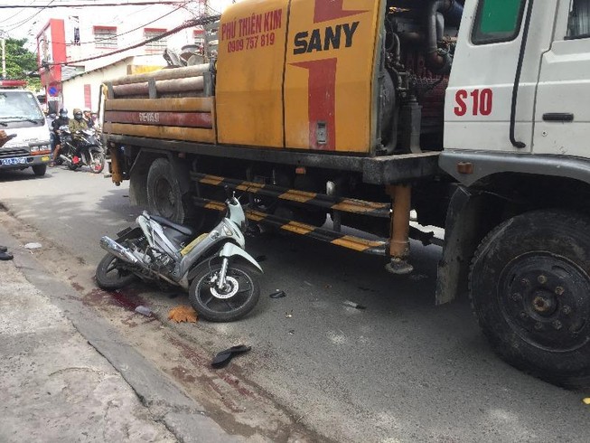 Bị xe tải cuốn vào gầm, một tài xế grap tử vong