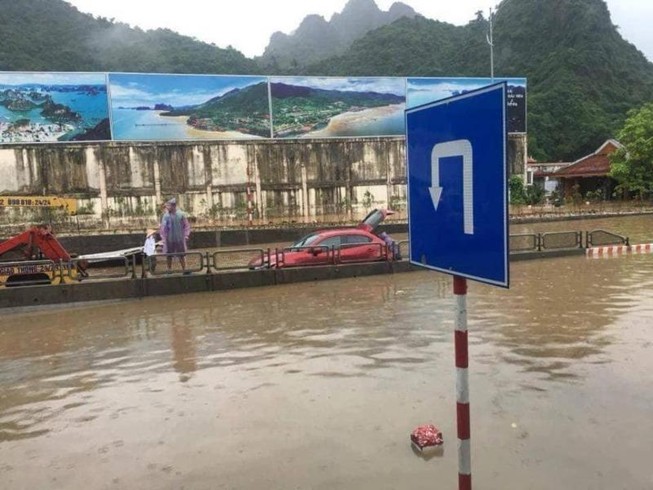 Mưa suốt đêm, giao thông qua dốc Đèo Bụt tê liệt