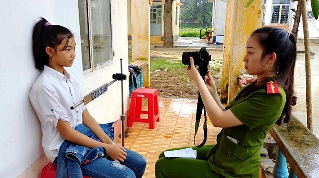 Công an xuống làng cấp hơn 1.000 CMND cho dân