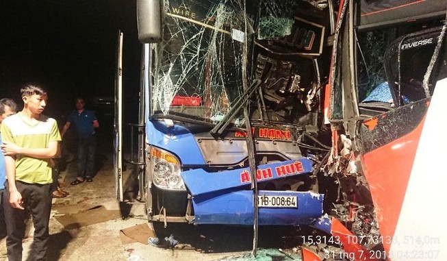 2 xe khách tông nhau trên đèo Lò Xo, hàng chục người kêu cứu