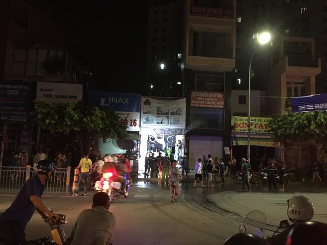 Cháy nhà ở Tân Phú, 3 người leo lên nóc thoát chết