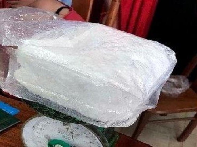 2 thiếu nữ mang 1 kg ma túy đá qua cửa khẩu